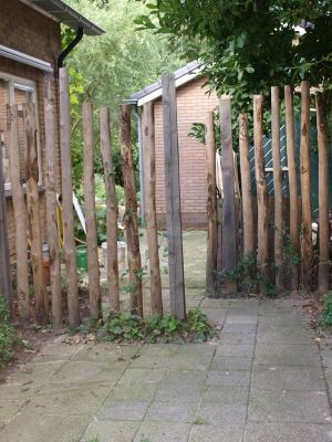 Poortjes en schuttingen - Scheiding tussen tuin en oprit, Kastanje en Eiken palen.